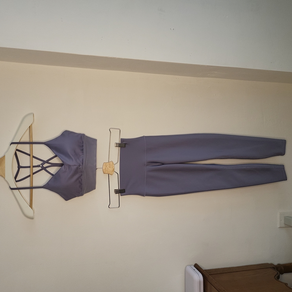 Alo Yoga  lavender  set.  XS top and XXS leggins.